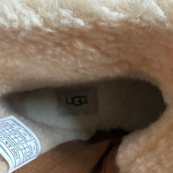 New in box Ugg size 9.5 “Elings” boots - Picture 8 of 9